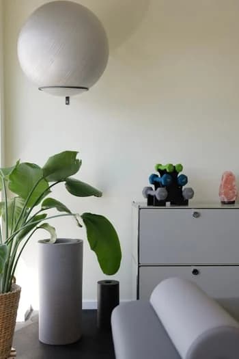 Geräte-Detail: großer Yogaball, Kurzhanteln und Salzkristall-Lampe.