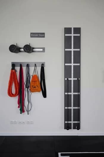 Wand-Detail mit Widerstandsbändern, Bungee-Schlaufen und Hyrox-Wand-Element.